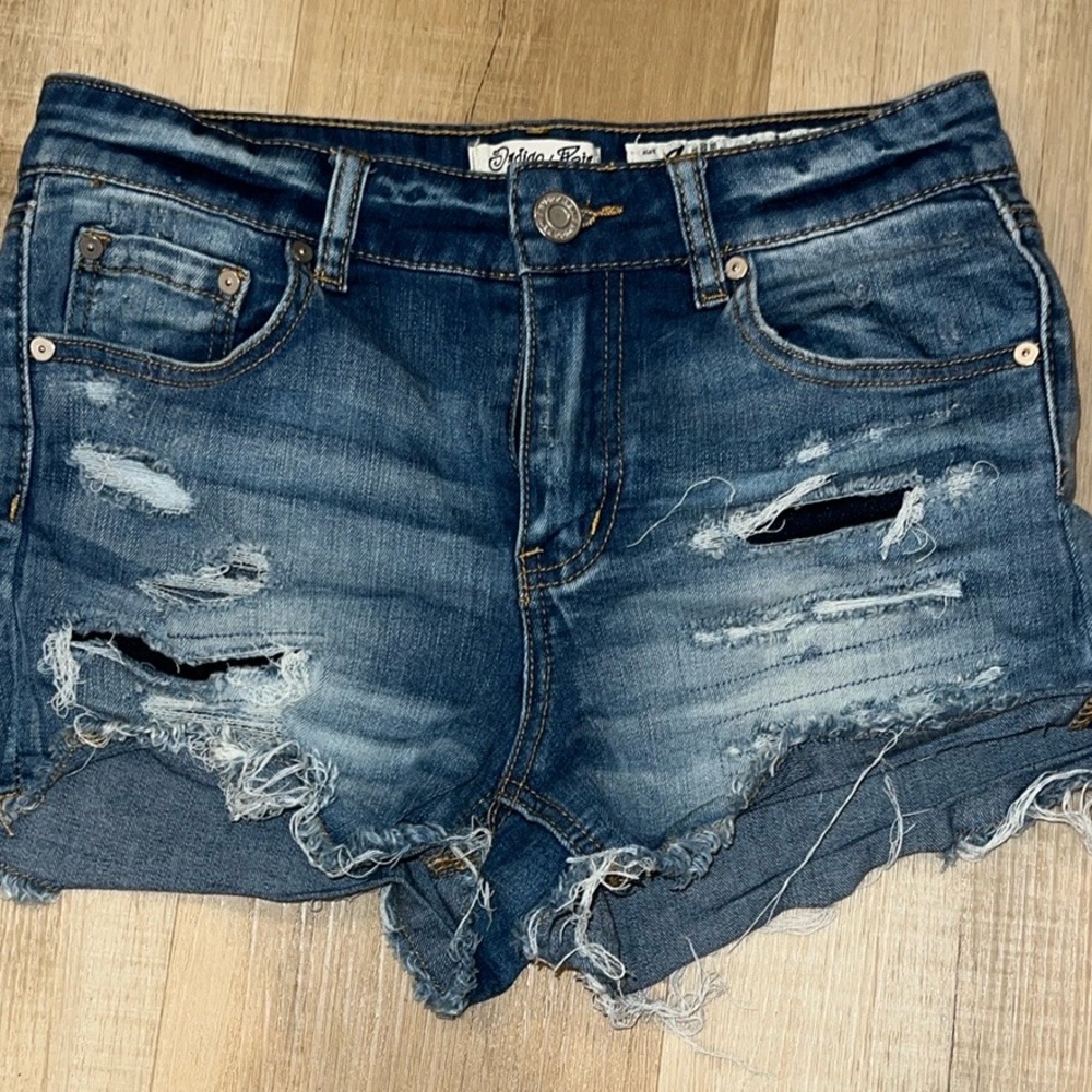 Índigo Rein Blue Distressed Jean Shorts